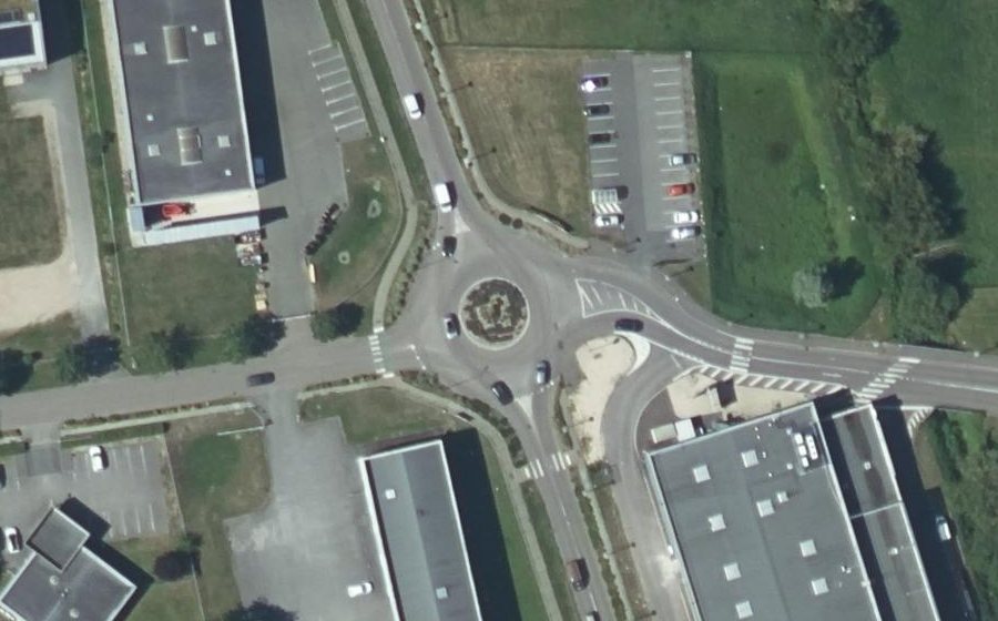 Vue aérienne du Rond-point anonyme n°181577948