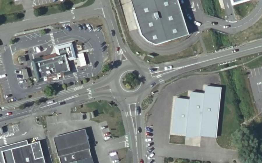 Vue aérienne du Rond-point anonyme n°181577953