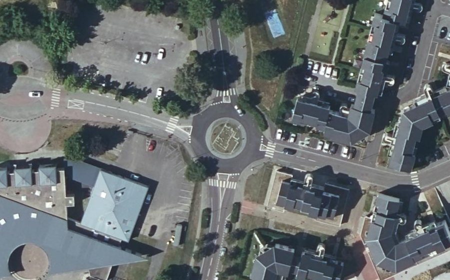 Vue aérienne du Rond-point anonyme n°181577958