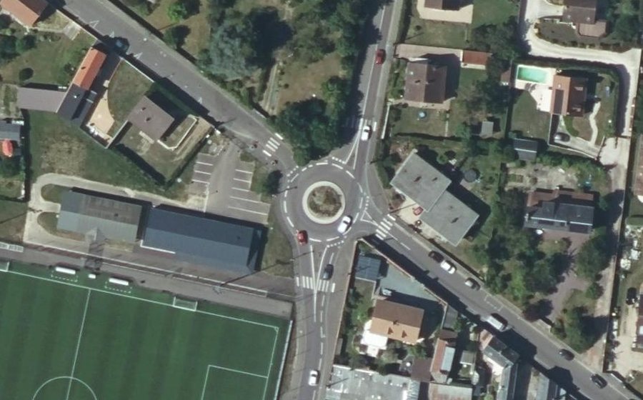 Vue aérienne du Rond-point anonyme n°181577959