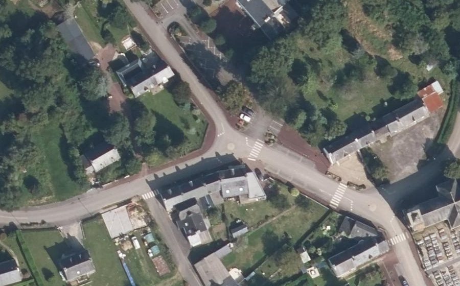 Vue aérienne du Rond-point anonyme n°181582895