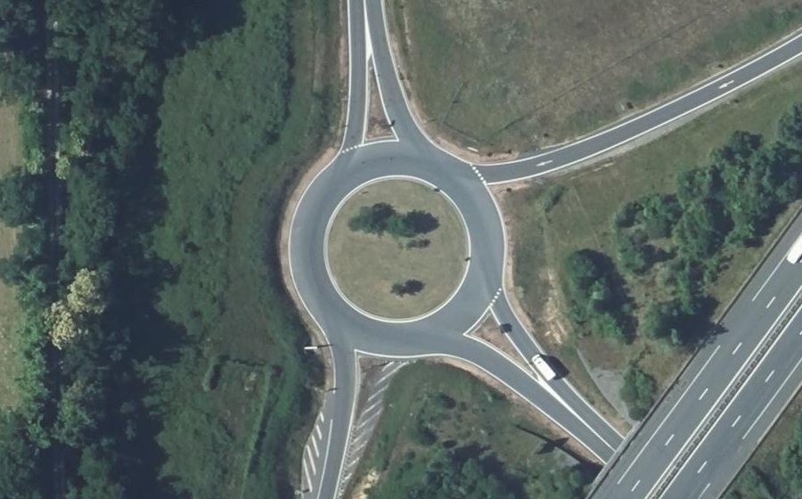 Vue aérienne du Rond-point anonyme n°181605388