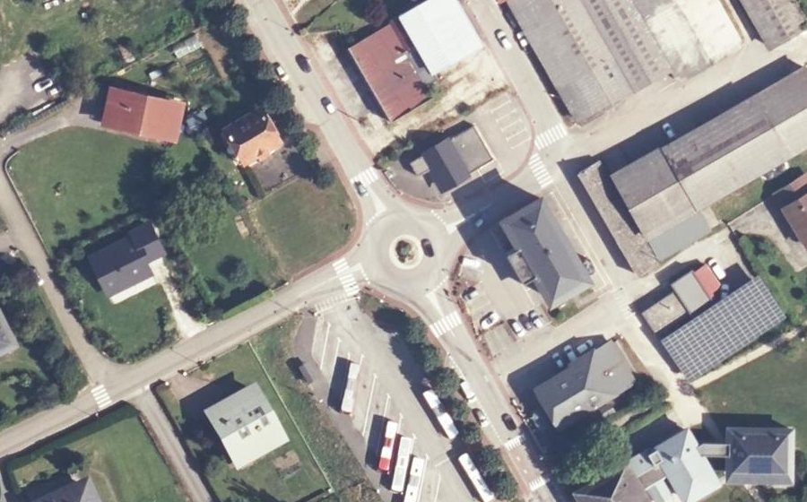 Vue aérienne du Rond-point anonyme n°181626947