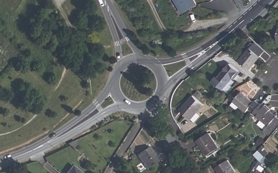 Vue aérienne du Rond-point anonyme n°181642983