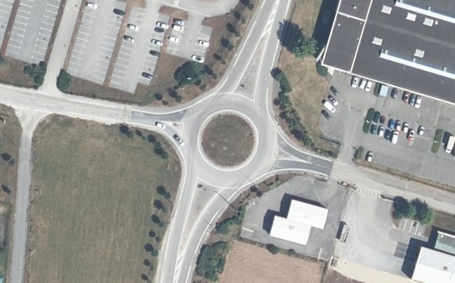 Vue aérienne du Rond-point anonyme n°181643607