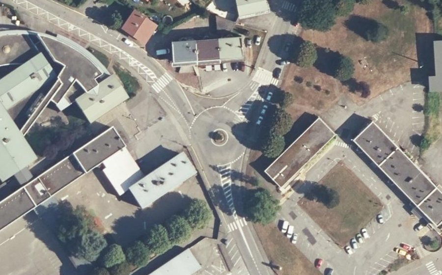 Vue aérienne du Rond-point anonyme n°181678582