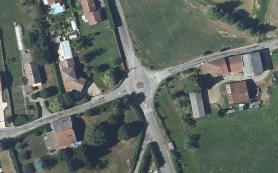 Vue aérienne du Rond-point anonyme n°181689017