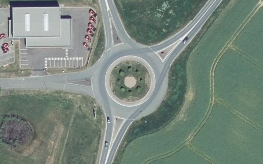 Vue aérienne du Rond-point anonyme n°181712644