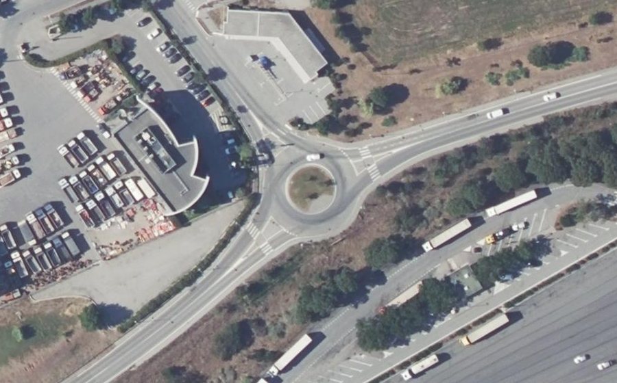Vue aérienne du Rond-point anonyme n°181734560