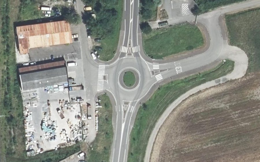 Vue aérienne du Rond-point anonyme n°181740654