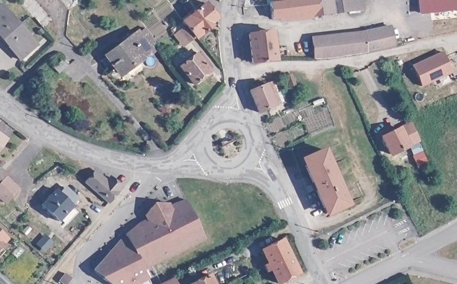 Vue aérienne du Rond-point anonyme n°181747153