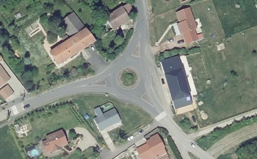 Vue aérienne du Rond-point anonyme n°181751353