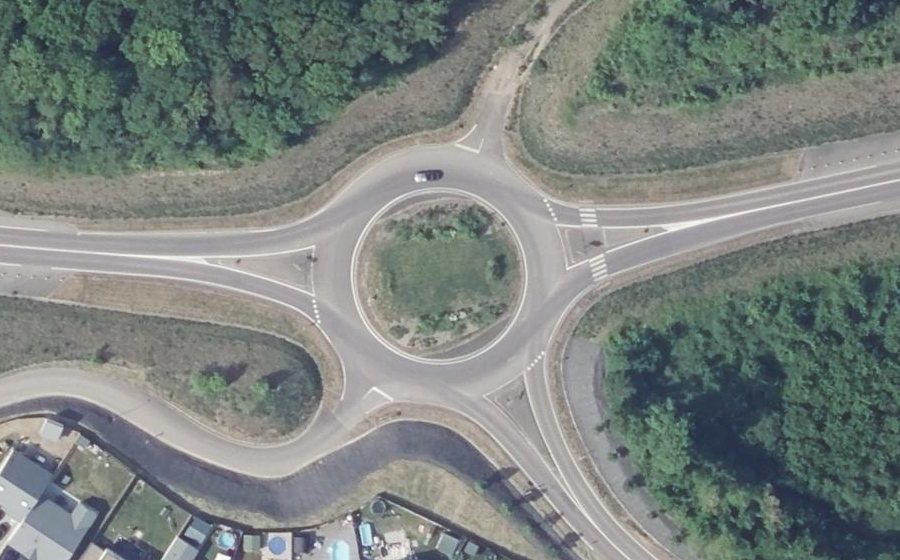 Vue aérienne du Rond-point anonyme n°181902148