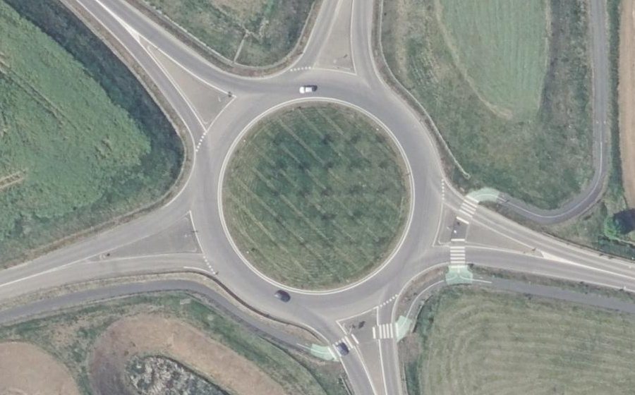 Vue aérienne du Rond-point anonyme n°181902153