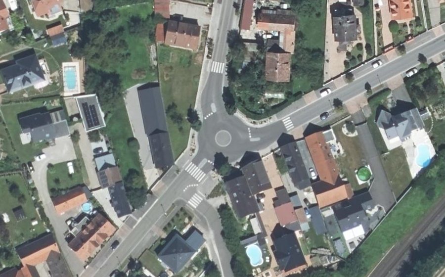 Vue aérienne du Rond-point anonyme n°181976467