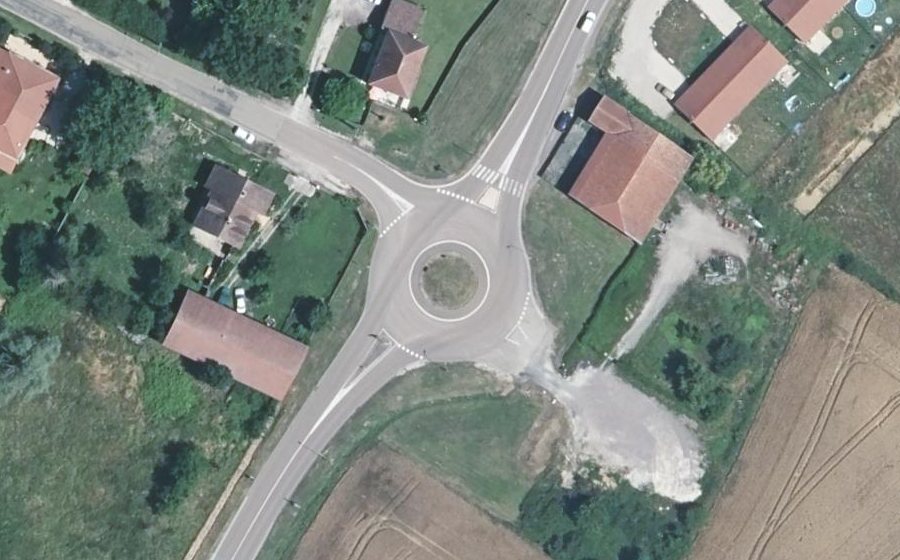 Vue aérienne du Rond-point anonyme n°181983596