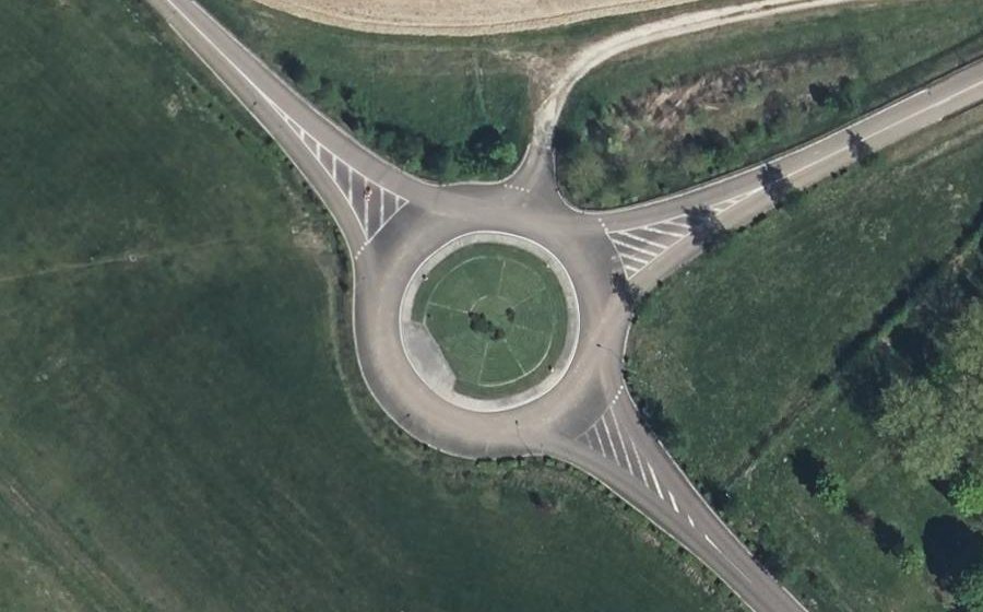 Vue aérienne du Rond-point anonyme n°181983704