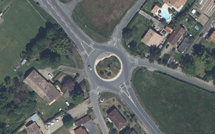 Vue aérienne du Rond-point anonyme n°182029434