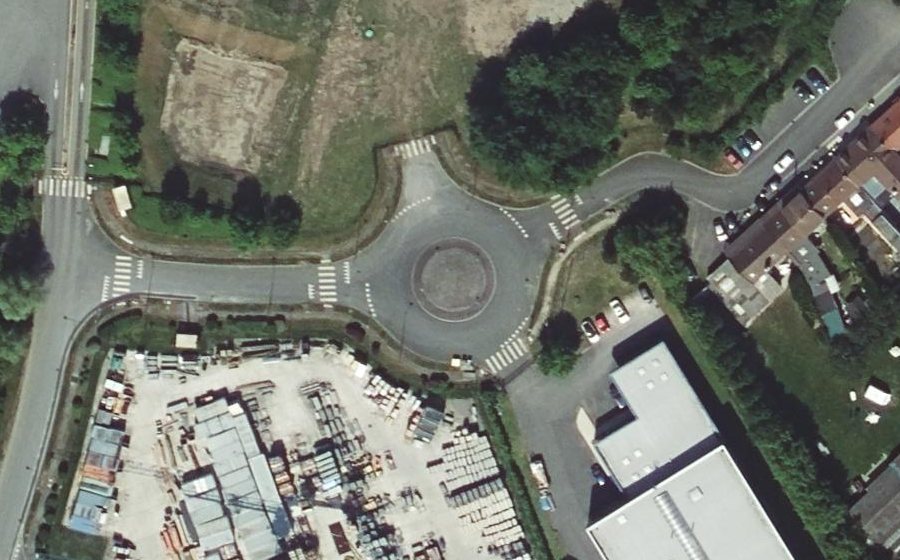 Vue aérienne du Rond-point anonyme n°182032368