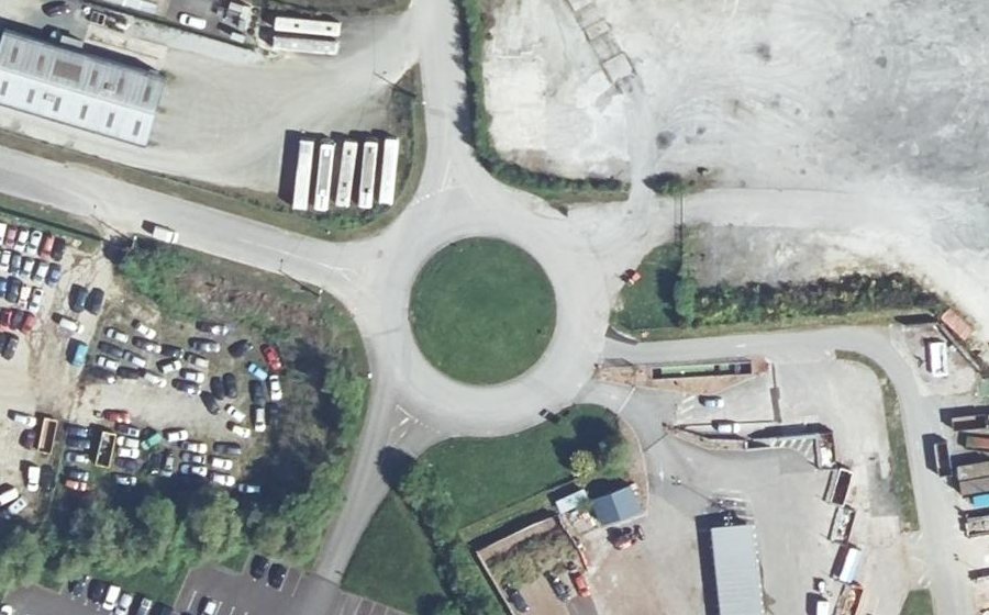 Vue aérienne du Rond-point anonyme n°182051427