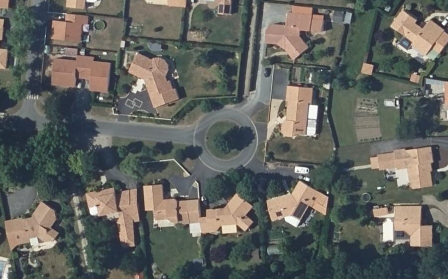 Vue aérienne du Rond-point anonyme n°182053413