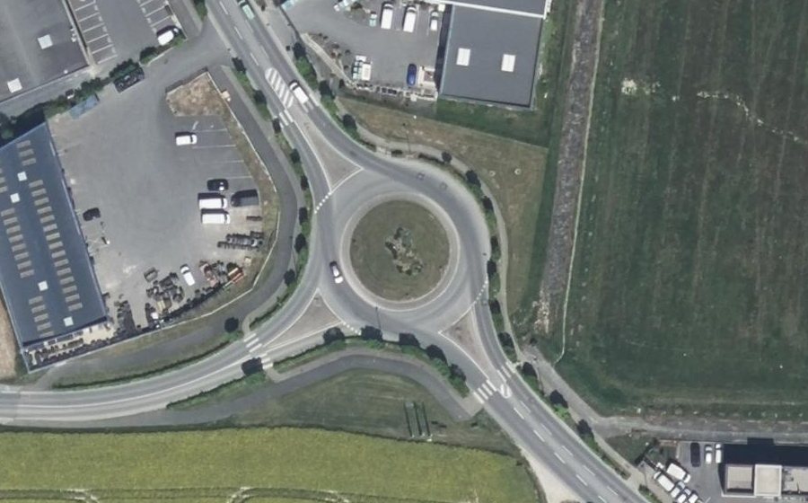 Vue aérienne du Rond-point anonyme n°182099098