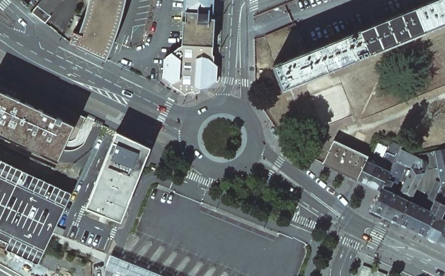 Vue aérienne du Rond-point anonyme n°182101816