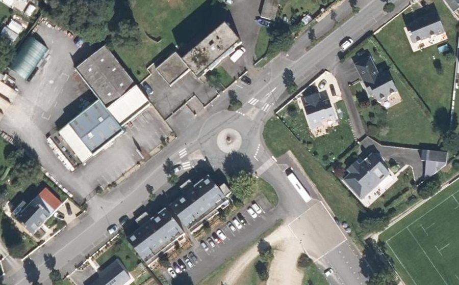 Vue aérienne du Rond-point anonyme n°182142590