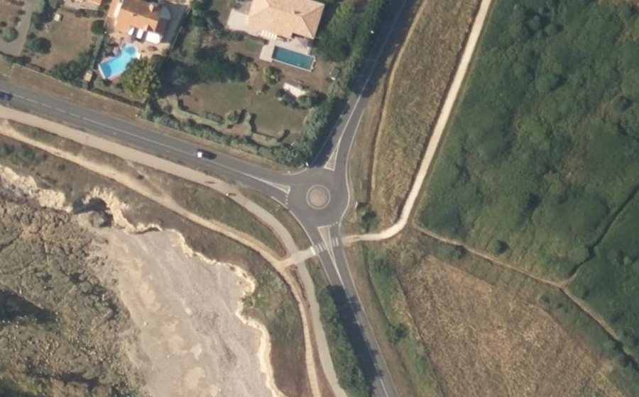Vue aérienne du Rond-point anonyme n°182159658