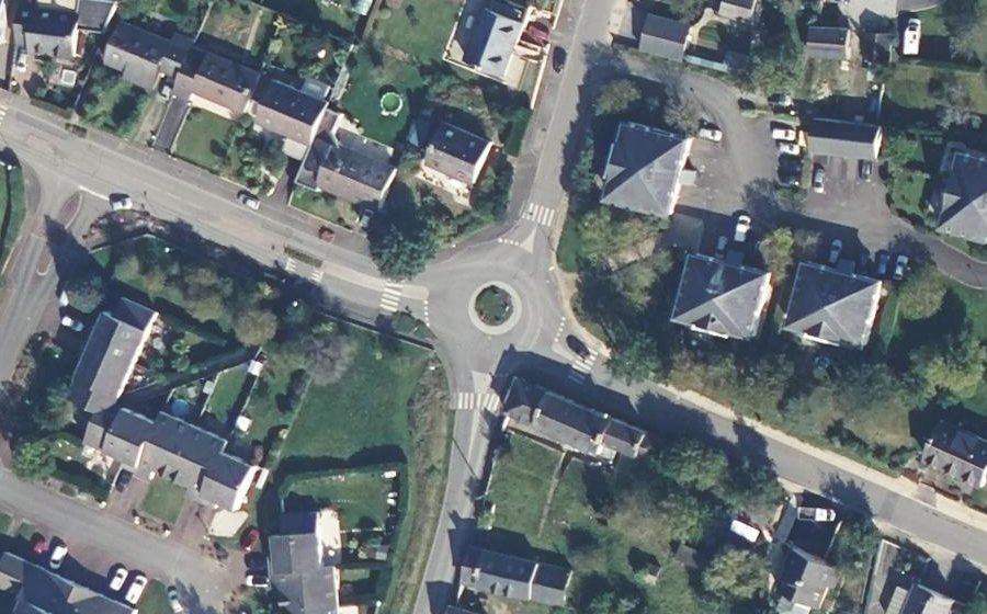 Vue aérienne du Rond-point anonyme n°182181897
