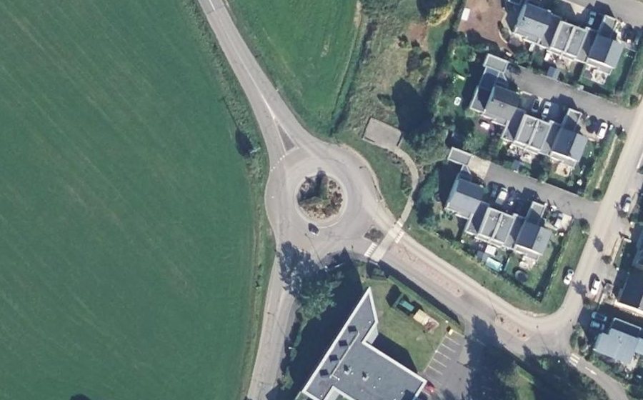 Vue aérienne du Rond-point anonyme n°182182544