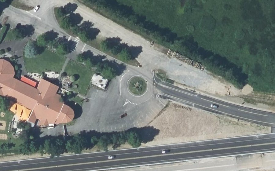 Vue aérienne du Rond-point anonyme n°182183467