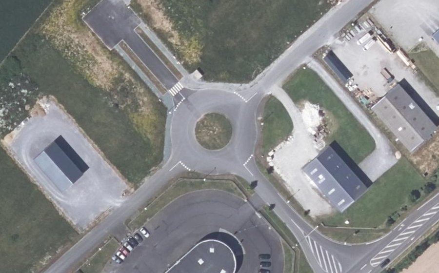 Vue aérienne du Rond-point anonyme n°182246600