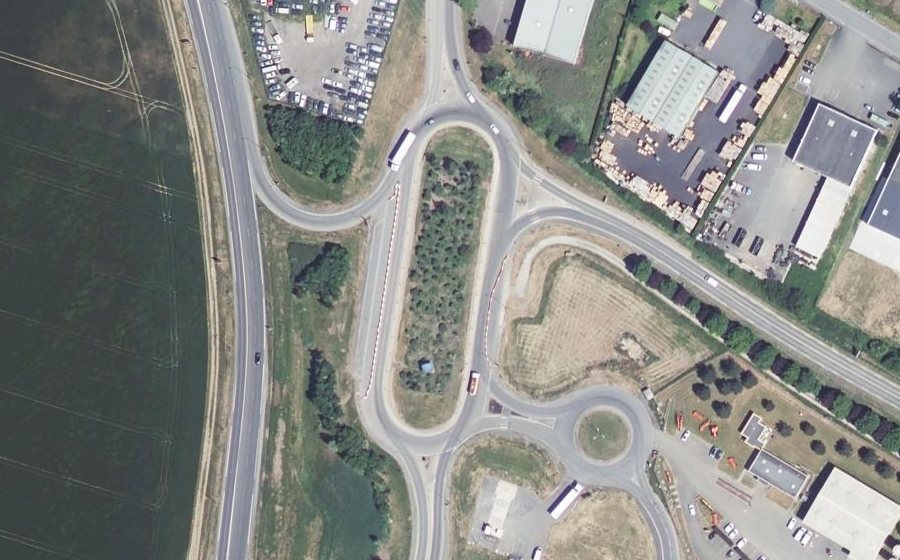 Vue aérienne du Rond-point anonyme n°182318960