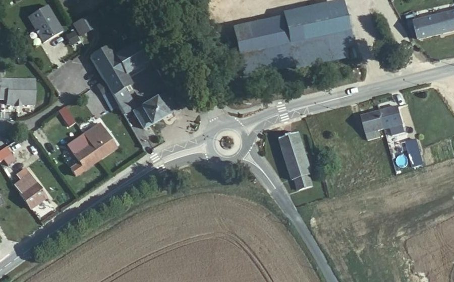 Vue aérienne du Rond-point anonyme n°182319740