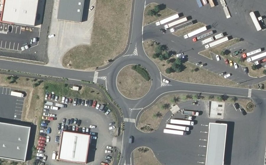 Vue aérienne du Rond-point anonyme n°182356111
