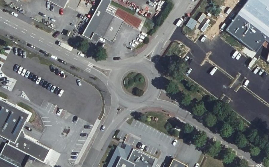 Vue aérienne du Rond-point anonyme n°182379045
