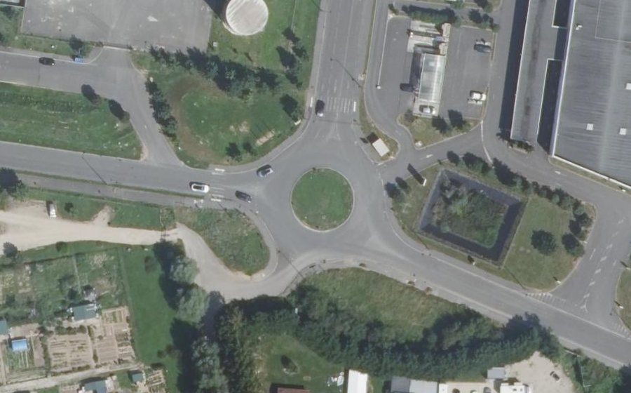Vue aérienne du Rond-point anonyme n°182394122