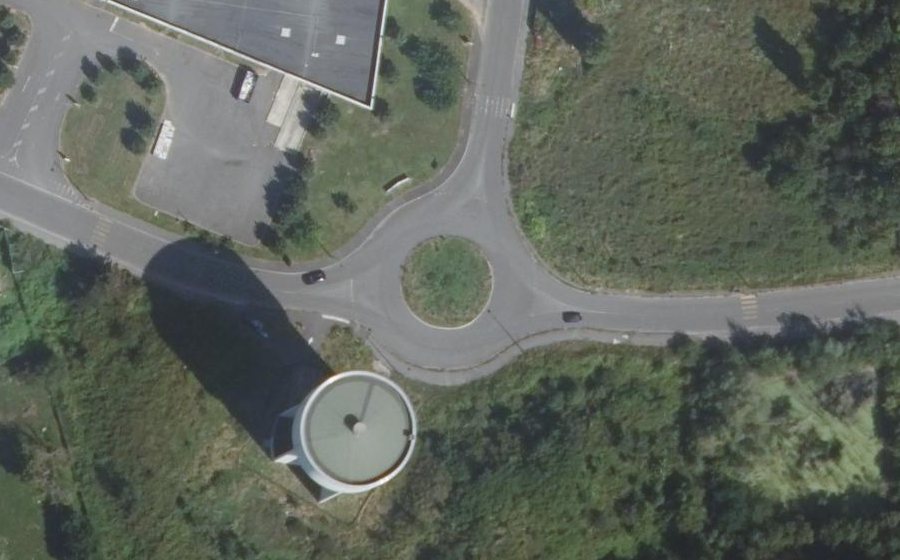 Vue aérienne du Rond-point anonyme n°182394123