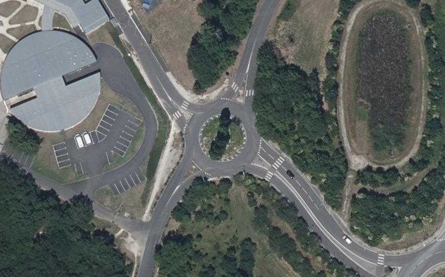 Vue aérienne du Rond-point anonyme n°182402808