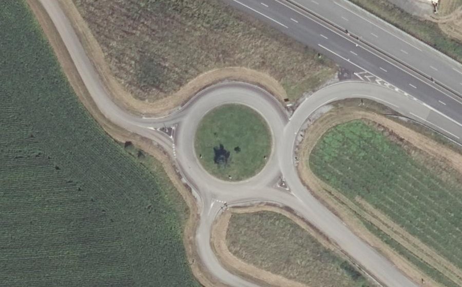 Vue aérienne du Rond-point anonyme n°182420383