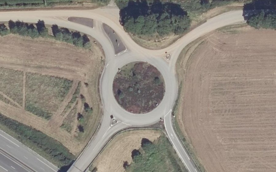 Vue aérienne du Rond-point anonyme n°182420385