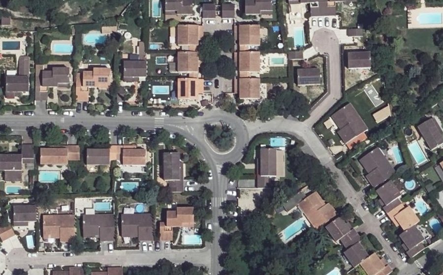 Vue aérienne du Rond-point anonyme n°182441878