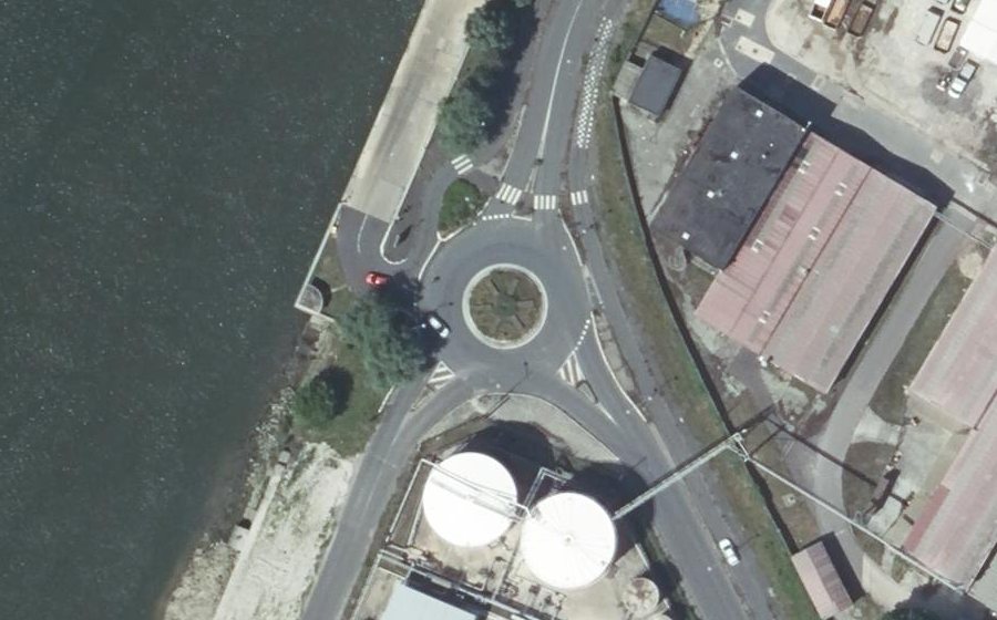 Vue aérienne du Rond-point anonyme n°182444538