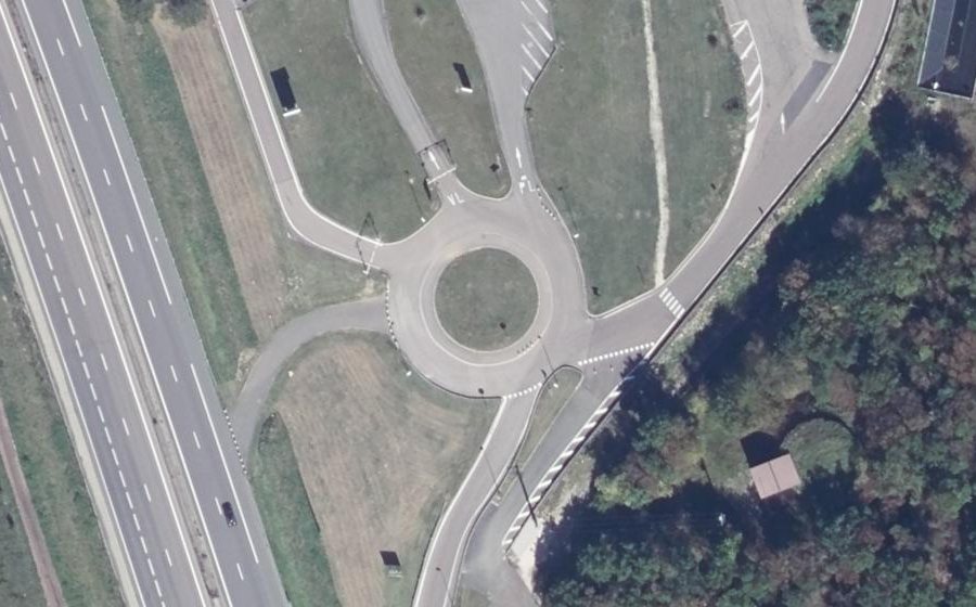 Vue aérienne du Rond-point anonyme n°182461728