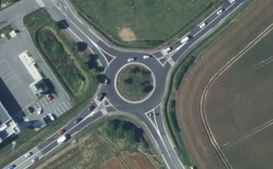 Vue aérienne du Rond-point anonyme n°182487096