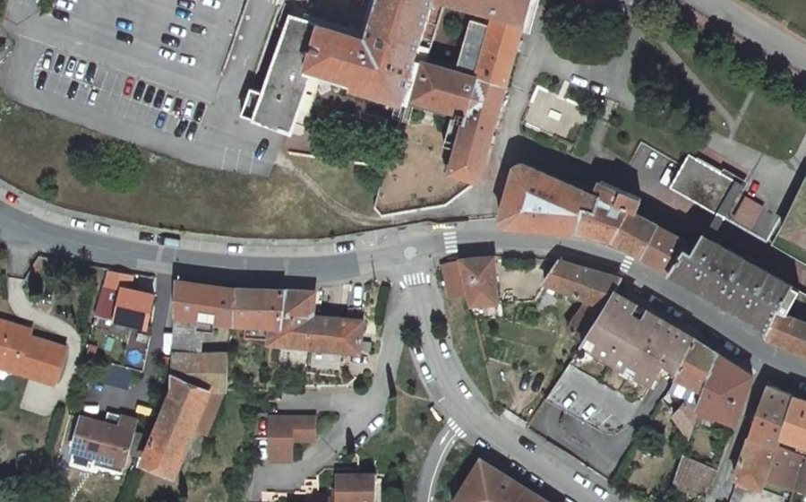 Vue aérienne du Rond-point anonyme n°182490983
