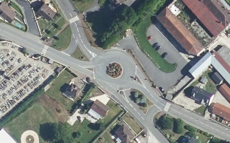 Vue aérienne du Rond-point anonyme n°182491381