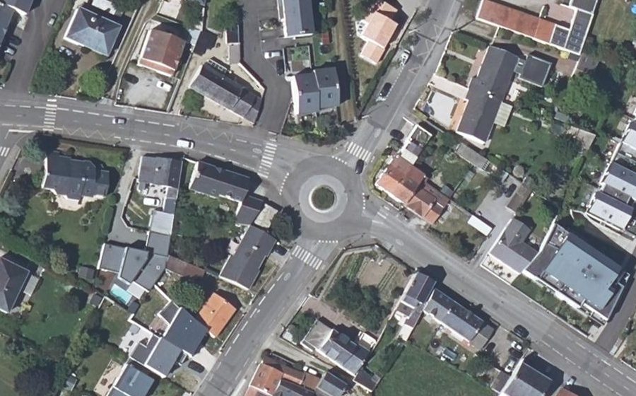 Vue aérienne du Rond-point anonyme n°182494987