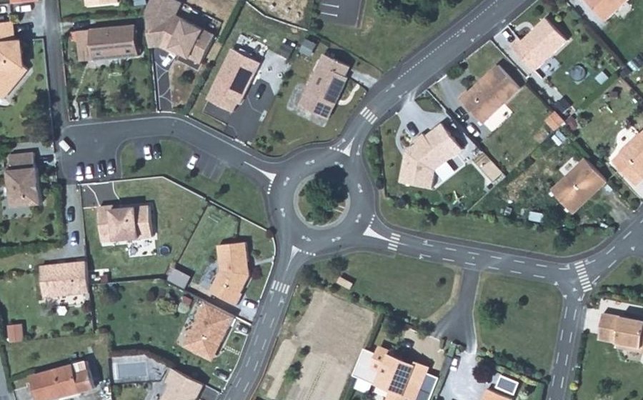 Vue aérienne du Rond-point anonyme n°182528663
